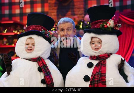 Ospite del Late Late Show Patrick Kielty con Tara Dowling (5), Left, from Carlow, and Cuinn o'Dowd (5), from Navan, alla presentazione del tema e set per il Late Late Toy Show, presso gli studi RTE di Dublino. Data foto: Giovedì 5 dicembre 2024. Foto Stock