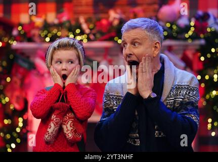 Ospite del Late Late Show Patrick Kielty con Louis Hanna (6), da Dublino, alla presentazione del tema e set per il Late Late Toy Show, presso gli studi RTE di Dublino. Data foto: Giovedì 5 dicembre 2024. Foto Stock