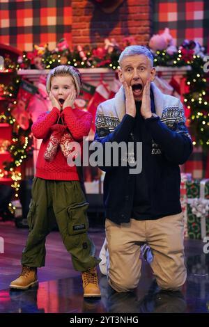 Ospite del Late Late Show Patrick Kielty con Louis Hanna (6), da Dublino, alla presentazione del tema e set per il Late Late Toy Show, presso gli studi RTE di Dublino. Data foto: Giovedì 5 dicembre 2024. Foto Stock