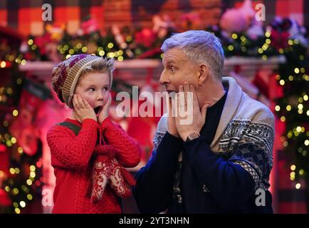 Ospite del Late Late Show Patrick Kielty con Louis Hanna (6), da Dublino, alla presentazione del tema e set per il Late Late Toy Show, presso gli studi RTE di Dublino. Data foto: Giovedì 5 dicembre 2024. Foto Stock