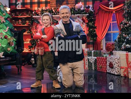 Ospite del Late Late Show Patrick Kielty con Louis Hanna (6), da Dublino, alla presentazione del tema e set per il Late Late Toy Show, presso gli studi RTE di Dublino. Data foto: Giovedì 5 dicembre 2024. Foto Stock