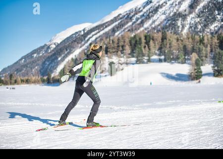 Una donna pratica lo sci di fondo con tecnica libera senza bastoni come esercizio fisico Foto Stock