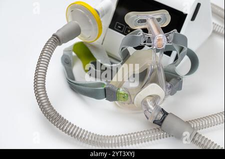 Macchina CPAP con maschera e tubo flessibile, per persone con apnea nel sonno, respiratorie o disturbo respiratorio Foto Stock