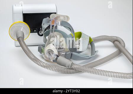 Macchina CPAP con maschera e tubo flessibile, per persone con apnea nel sonno, respiratorie o disturbo respiratorio Foto Stock