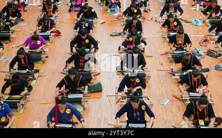 (241206) -- PECHINO, 6 dicembre 2024 (Xinhua) -- i concorrenti fanno funzionare li brocade durante una competizione di competenze nella contea autonoma di Ledong li, nella provincia di Hainan della Cina meridionale, 23 aprile 2023. Tre elementi culturali cinesi, vale a dire le tecniche tessili tradizionali li: Filatura, tintura, tessitura e ricamo, il festival del Capodanno di Qiang, celebrato nella provincia cinese del Sichuan, e il design e le pratiche tradizionali per la costruzione di ponti ad arco in legno cinesi, sono stati aggiunti dall'UNESCO alla sua Lista rappresentativa del Patrimonio culturale immateriale dell'Umanità durante la 19a sessione del Comitato intergovernativo Foto Stock