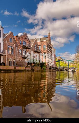 Disegna ponti e case sui canali nella città olandese di Leida Foto Stock