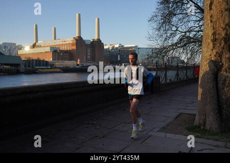 Un jogger lungo il Chelsea Embankment, Londra. La tempesta Darragh si sta avvicinando al Regno Unito e all'Irlanda e si prevede che porterà venti fino a 80 km/h e forti piogge il venerdì pomeriggio e nel fine settimana. Data foto: Venerdì 6 dicembre 2024. Foto Stock