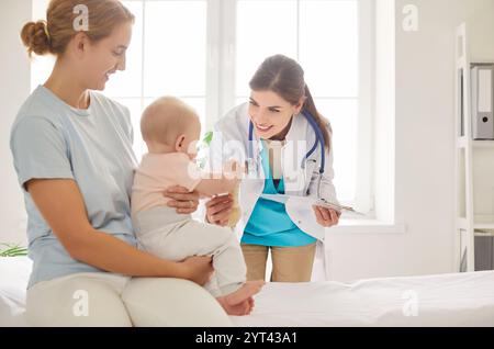 Madre e bambino in visita pediatra presso la clinica per l'appuntamento sanitario Foto Stock