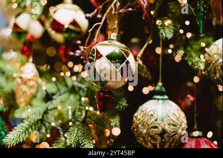 Un albero con molti ornamenti natalizi appesi ad esso. Gli ornamenti sono di forme e dimensioni diverse Foto Stock