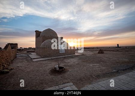 Mizdakhan cimitero al tramonto, a Nukus, Uzbekistan. Foto Stock