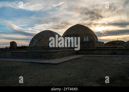 Mizdakhan cimitero al tramonto, a Nukus, Uzbekistan. Foto Stock