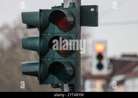 Colonia, Germania. 4 dicembre 2024. Un semaforo è spento. La società tedesca delle lingue ha annunciato la parola dell'anno 2024. Crediti: Oliver Berg/dpa/Alamy Live News Foto Stock