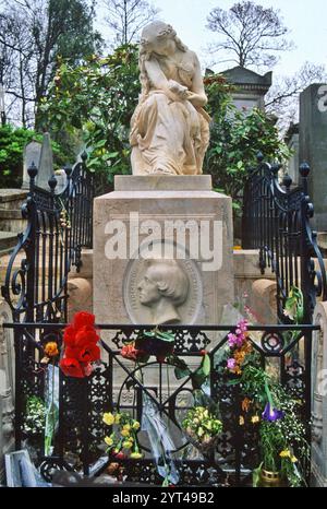 Compositore polacco, pianista Fryderyk Chopin lapide, con statua di musa di musica, Euterpe, pianto su una lira rotta, progettato e scolpito da Auguste Clésinger, cimitero Père Lachaise a Parigi, Francia Foto Stock