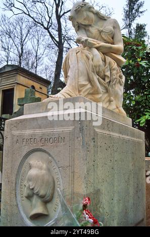 Compositore polacco, pianista Fryderyk Chopin lapide, con statua di musa di musica, Euterpe, pianto su una lira rotta, progettato e scolpito da Auguste Clésinger, cimitero Père Lachaise a Parigi, Francia Foto Stock