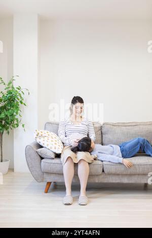 Ragazza dorme sulla madre di giro Foto Stock