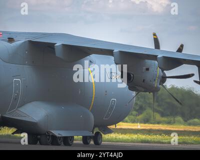 Un Airbus A400M dell'Aeronautica militare tedesca durante un'esercitazione NATO: Moderno aereo da trasporto militare in livrea mimetica, decollo da una pista di atterraggio di campo, loa Foto Stock