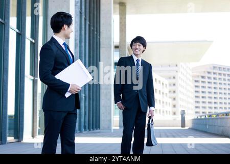 Il cacciatore di lavori in piedi regge la busta Foto Stock