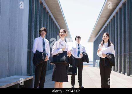 Il cacciatore di lavori tiene la busta Foto Stock