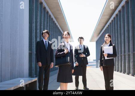 Il cacciatore di lavori tiene la busta Foto Stock