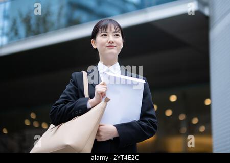 Il cacciatore di lavori tiene la busta Foto Stock