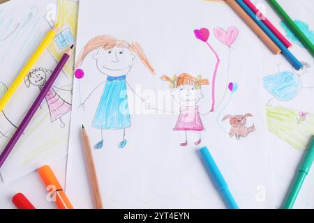 Disegno del bambino di famiglia felice e forniture come sfondo, vista dall'alto Foto Stock