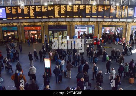 Londra, Inghilterra, Regno Unito. 6 dicembre 2024. I passeggeri attendono i treni alla stazione di King's Cross poiché Network Rail dice che un "difetto nazionale" del sistema di comunicazione ferroviario sta interrompendo i treni. (Credit Image: © Vuk Valcic/ZUMA Press Wire) SOLO PER USO EDITORIALE! Non per USO commerciale! Foto Stock