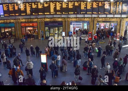 Londra, Inghilterra, Regno Unito. 6 dicembre 2024. I passeggeri attendono i treni alla stazione di King's Cross poiché Network Rail dice che un "difetto nazionale" del sistema di comunicazione ferroviario sta interrompendo i treni. (Credit Image: © Vuk Valcic/ZUMA Press Wire) SOLO PER USO EDITORIALE! Non per USO commerciale! Foto Stock