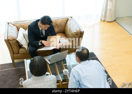 Venditore e coppia senior Foto Stock