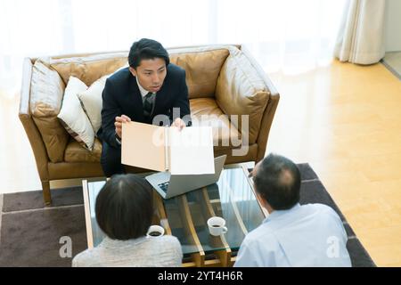 Venditore e coppia senior Foto Stock