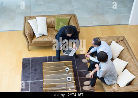 Venditore e coppia senior Foto Stock