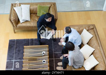 Venditore e coppia senior Foto Stock