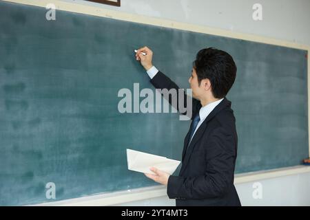 Gli insegnanti che insegnano studiano in classe Foto Stock