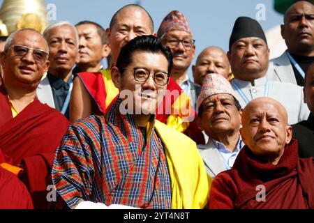 Kathmandu, Bagmati, Nepal. 6 dicembre 2024. Il re bhutanese Jigme Khesar Namgyel Wangchuk è raffigurato all'interno del sito di Swayambhunath Stupa, un sito patrimonio dell'umanità dell'UNESCO durante la sua breve visita in Nepal il 6 dicembre 2024. (Credit Image: © Aryan Dhimal/ZUMA Press Wire) SOLO PER USO EDITORIALE! Non per USO commerciale!/Alamy Live News Foto Stock