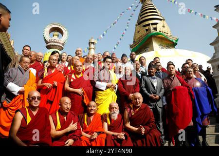 Kathmandu, Bagmati, Nepal. 6 dicembre 2024. Il re bhutanese Jigme Khesar Namgyel Wangchuk è raffigurato all'interno del sito di Swayambhunath Stupa, un sito patrimonio dell'umanità dell'UNESCO durante la sua breve visita in Nepal il 6 dicembre 2024. (Credit Image: © Aryan Dhimal/ZUMA Press Wire) SOLO PER USO EDITORIALE! Non per USO commerciale!/Alamy Live News Foto Stock