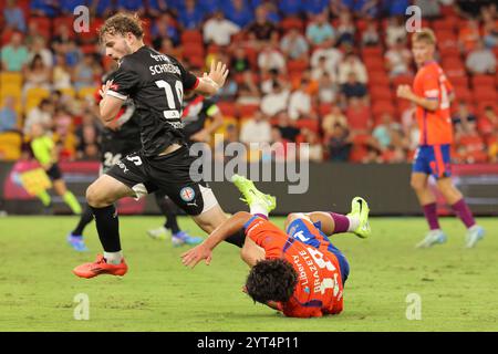 Brisbane, Australia. 6 dicembre 2024. Brisbane, Australia, 6 dicembre 2024: Calcio di rigore assegnato a Brisbane da una decisione del VAR dopo che Zane Schreiber (19 Melbourne City) fallo Jacob Brazete (18 Brisbane) durante l'Isuzu Ute A League match tra Brisbane Roar e Melbourne City FC al Suncorp Stadium di Brisbane, Australia Matthew Starling (Promediapix/SPP) credito: SPP Sport Press Photo. /Alamy Live News Foto Stock