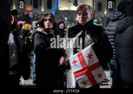 Tbilisi, Georgia. 5 dicembre 2024. Manifestazione dell'opposizione georgiana - 05/12/2024 - Georgia (Europa)/Tbilisi/Tbilisi - per l'ottava volta consecutiva, migliaia di persone si sono riunite la sera davanti al parlamento georgiano. Mentre le notti precedenti erano state segnate da numerosi scontri, nelle ultime due notti le forze di polizia antisommossa non sono più visibili intorno alla manifestazione a Tbilisi e non hanno più utilizzato cannoni ad acqua per disperdere la folla in gran parte pacifica. Crediti: Le Pictorium/Alamy Live News Foto Stock