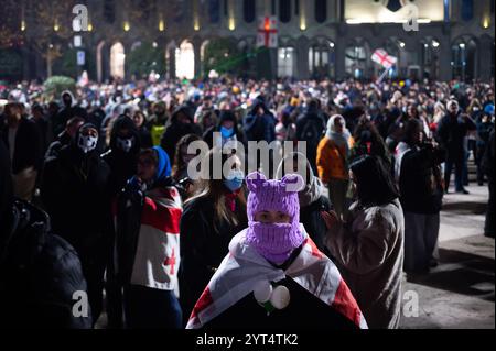 Tbilisi, Georgia. 5 dicembre 2024. Manifestazione dell'opposizione georgiana - 05/12/2024 - Georgia (Europa)/Tbilisi/Tbilisi - per l'ottava volta consecutiva, migliaia di persone si sono riunite la sera davanti al parlamento georgiano. Mentre le notti precedenti erano state segnate da numerosi scontri, nelle ultime due notti le forze di polizia antisommossa non sono più visibili intorno alla manifestazione a Tbilisi e non hanno più utilizzato cannoni ad acqua per disperdere la folla in gran parte pacifica. Crediti: Le Pictorium/Alamy Live News Foto Stock