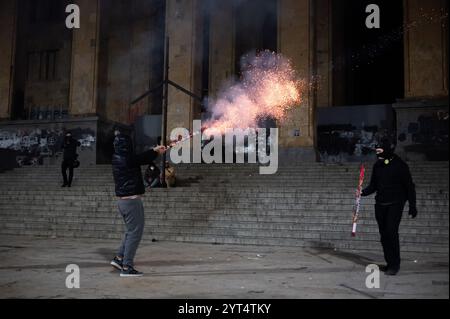 Tbilisi, Georgia. 5 dicembre 2024. Manifestazione dell'opposizione georgiana - 06/12/2024 - Georgia (Europa)/Tbilisi/Tbilisi - per l'ottava volta consecutiva, migliaia di persone si sono riunite la sera davanti al parlamento georgiano. Mentre le notti precedenti erano state segnate da numerosi scontri, nelle ultime due notti le forze di polizia antisommossa non sono più visibili intorno alla manifestazione a Tbilisi e non hanno più utilizzato cannoni ad acqua per disperdere la folla in gran parte pacifica. Crediti: Le Pictorium/Alamy Live News Foto Stock