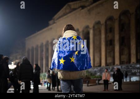 Tbilisi, Georgia. 5 dicembre 2024. Manifestazione dell'opposizione georgiana - 06/12/2024 - Georgia (Europa)/Tbilisi/Tbilisi - per l'ottava volta consecutiva, migliaia di persone si sono riunite la sera davanti al parlamento georgiano. Mentre le notti precedenti erano state segnate da numerosi scontri, nelle ultime due notti le forze di polizia antisommossa non sono più visibili intorno alla manifestazione a Tbilisi e non hanno più utilizzato cannoni ad acqua per disperdere la folla in gran parte pacifica. Crediti: Le Pictorium/Alamy Live News Foto Stock