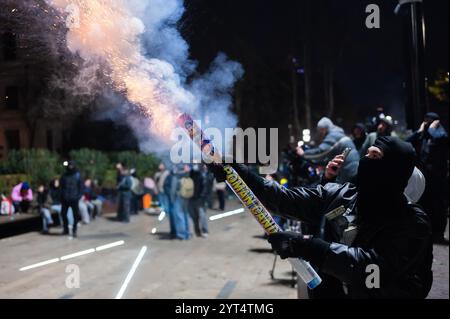 Tbilisi, Georgia. 5 dicembre 2024. Manifestazione dell'opposizione georgiana - 06/12/2024 - Georgia (Europa)/Tbilisi/Tbilisi - per l'ottava volta consecutiva, migliaia di persone si sono riunite la sera davanti al parlamento georgiano. Mentre le notti precedenti erano state segnate da numerosi scontri, nelle ultime due notti le forze di polizia antisommossa non sono più visibili intorno alla manifestazione a Tbilisi e non hanno più utilizzato cannoni ad acqua per disperdere la folla in gran parte pacifica. Crediti: Le Pictorium/Alamy Live News Foto Stock