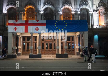 Tbilisi, Georgia. 5 dicembre 2024. Manifestazione dell'opposizione georgiana - 06/12/2024 - Georgia (Europa)/Tbilisi/Tbilisi - per l'ottava volta consecutiva, migliaia di persone si sono riunite la sera davanti al parlamento georgiano. Mentre le notti precedenti erano state segnate da numerosi scontri, nelle ultime due notti le forze di polizia antisommossa non sono più visibili intorno alla manifestazione a Tbilisi e non hanno più utilizzato cannoni ad acqua per disperdere la folla in gran parte pacifica. Crediti: Le Pictorium/Alamy Live News Foto Stock