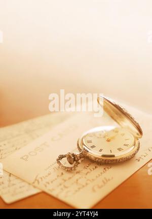 Orologi da tasca e cartoline Foto Stock