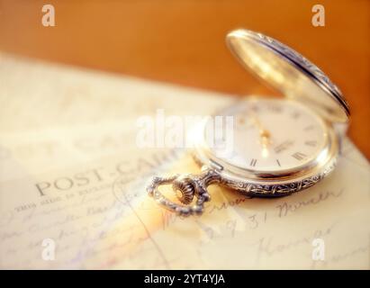 Orologi da tasca e cartoline Foto Stock