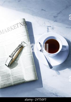 Quotidiano e tazza da caffè Foto Stock