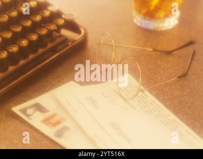 Macchina da scrivere, lettera e whisky Foto Stock