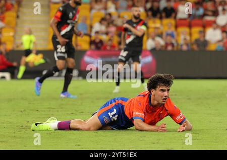 Brisbane, Australia. 6 dicembre 2024. Brisbane, Australia, 6 dicembre 2024: Jacob Brazete (18 Brisbane) viene sporcato nel box di rigore e alla fine riceve un calcio di rigore dopo una decisione di recensione video durante l'Isuzu Ute A League match tra Brisbane Roar e Melbourne City FC al Suncorp Stadium di Brisbane, Australia Matthew Starling (Promediapix/SPP) credito: SPP Sport Press Photo. /Alamy Live News Foto Stock