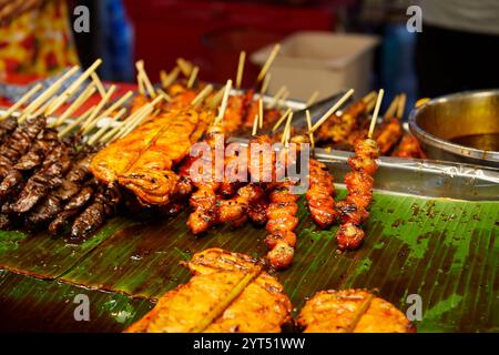 Primo piano di carne di pollo in spiedini in vendita al mercato Foto Stock