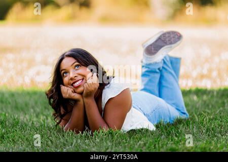 Ragazza afroamericana che modella con le mani sulle guance Foto Stock