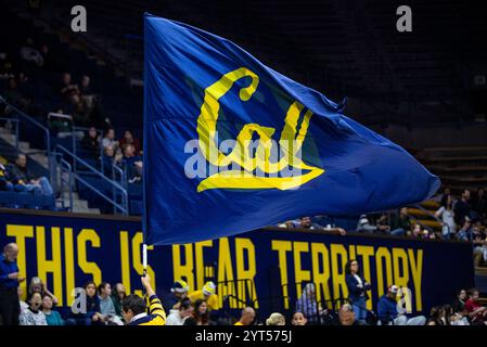 Haas Pavilion Berkeley, California, Stati Uniti. 5 dicembre 2024. Bandiera statunitense della California in aria durante la partita di pallacanestro NCAA ACC Womens tra Alabama Crimson Tide e i California Golden Bears. La California ha battuto Alabama 69-65 all'Haas Pavilion Berkeley California. Thurman James/CSM/Alamy Live News Foto Stock