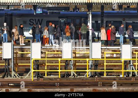 Clapham Junction, Londra, Regno Unito. 6 dicembre 2024. I passeggeri fanno la fila per i treni ferroviari nazionali a Clapham Junction, Londra, Regno Unito. La National Rail ha confermato che i treni sono in ritardo questa mattina a causa di un "difetto nazionale” di un sistema di comunicazione. Crediti: Nidpor/Alamy Live News Foto Stock